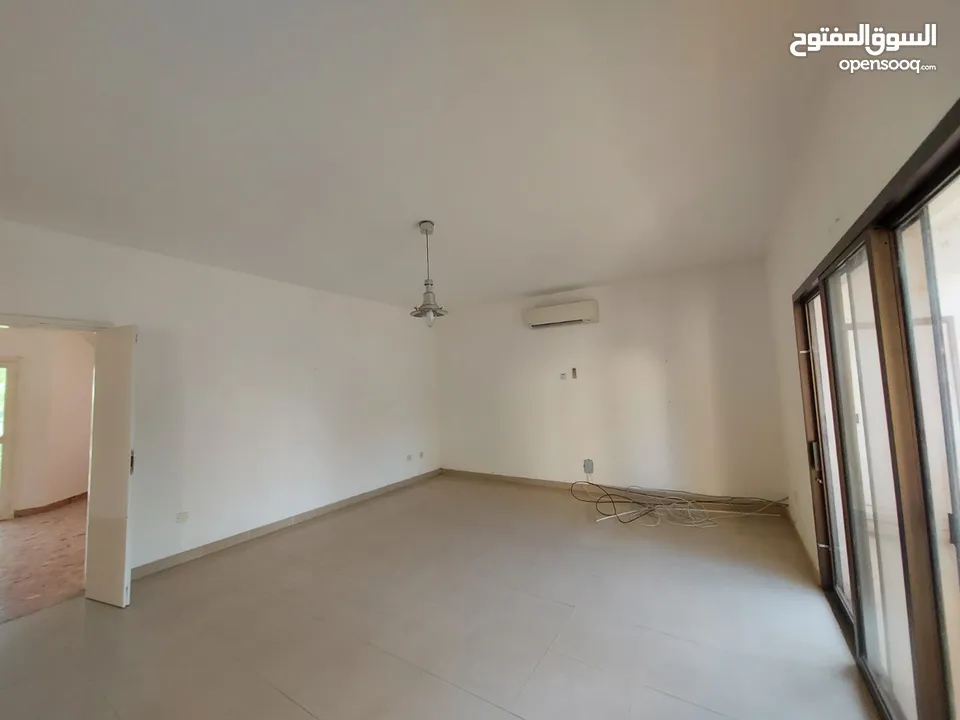 4 Bedrooms Villa for Rent in Shatti Al Qurum REF:945R