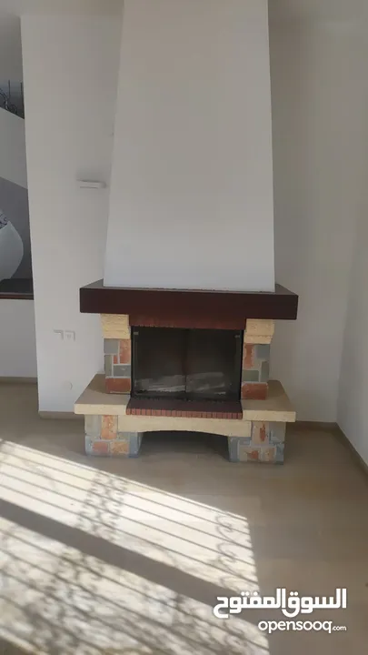 صوبة حطب كلاسيكية بواجهة زجاج