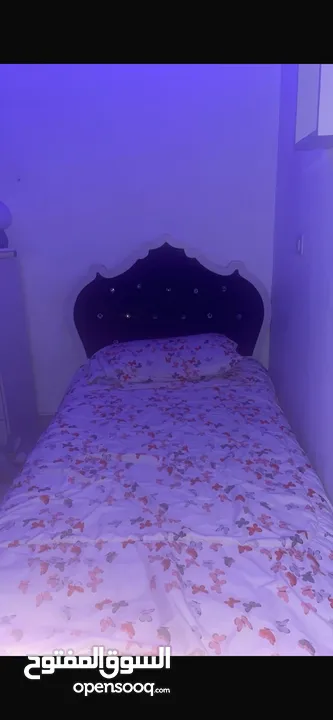 تخت للبيع مفرد حاله جيده عدد 2 مع فرشاتهم