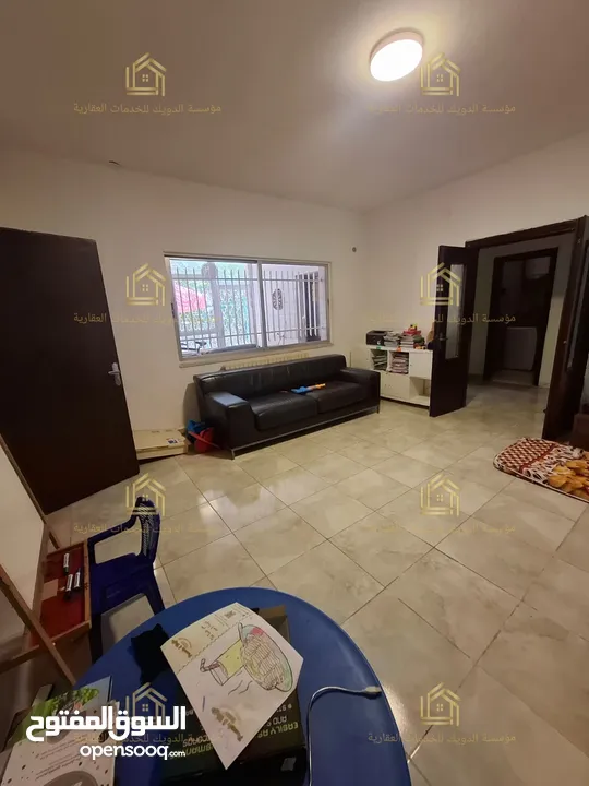 شقة مميزة أرقى واجمل مناطق عبدون مع حديقة بمساحة 300م