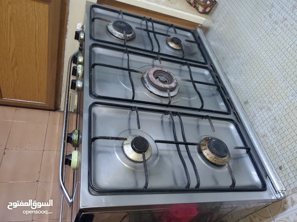فرن غاز إيطالي بحاله ممتازه جدا الفرن بالصلاة على النبي تعال وافحص وشوف بعينك