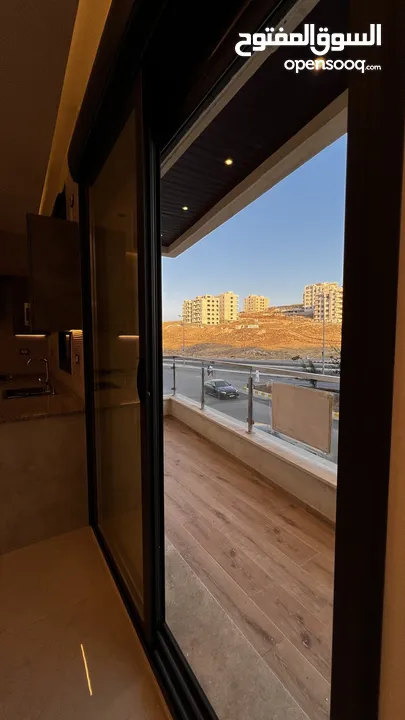 شقة ارضية للبيع 95م مع ترس 50م (سكنية - استثمارية) في ديرغبار شارع ال 60 ، مطبخ راكب ، تدفئة غاز