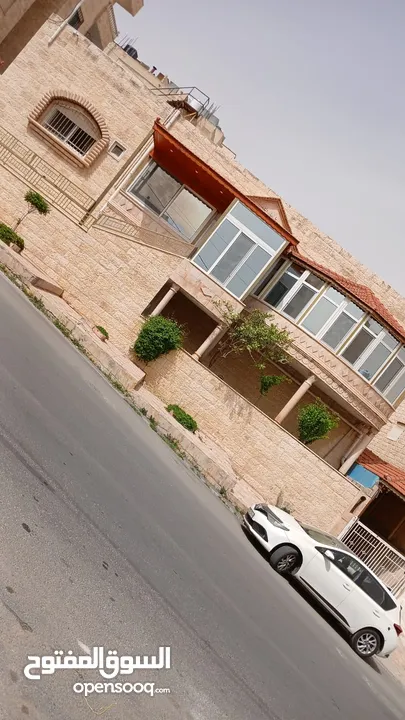 فيلا مميزة مع رووف   للاستثمار والايجار قريبة من شارع المطاعم وبالقرب من مدينة الجبيهة الترويحية