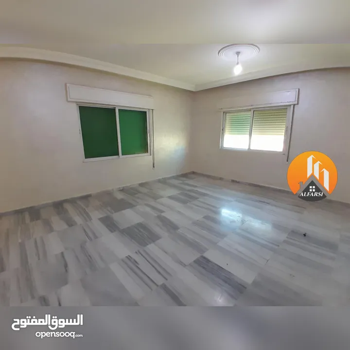 شقة طابق اول مع بلكونة ومصعد للإيجار في افضل وارقى المواقع في ضاحية الاقصى واسعة