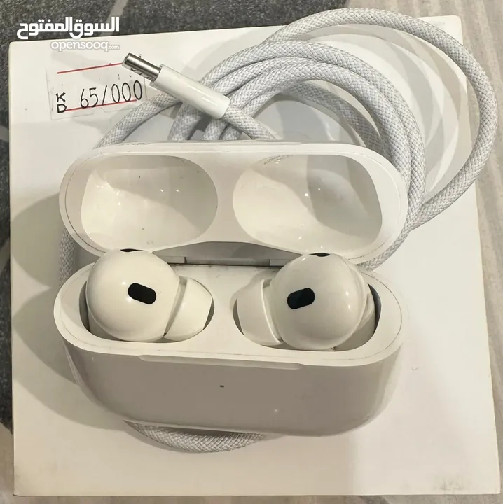 سماعات Apple Airpods 2  مع علبة شحن سلكية ...  شاحن تايب سي  استعمال 5 شهور فقط  السماعه جديده