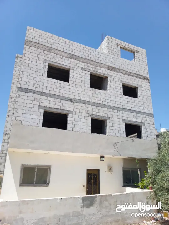 ارض مساحتها 317 مربع عليها بناء 3طوابق وروف الارض خليط شريك العمار جاهز