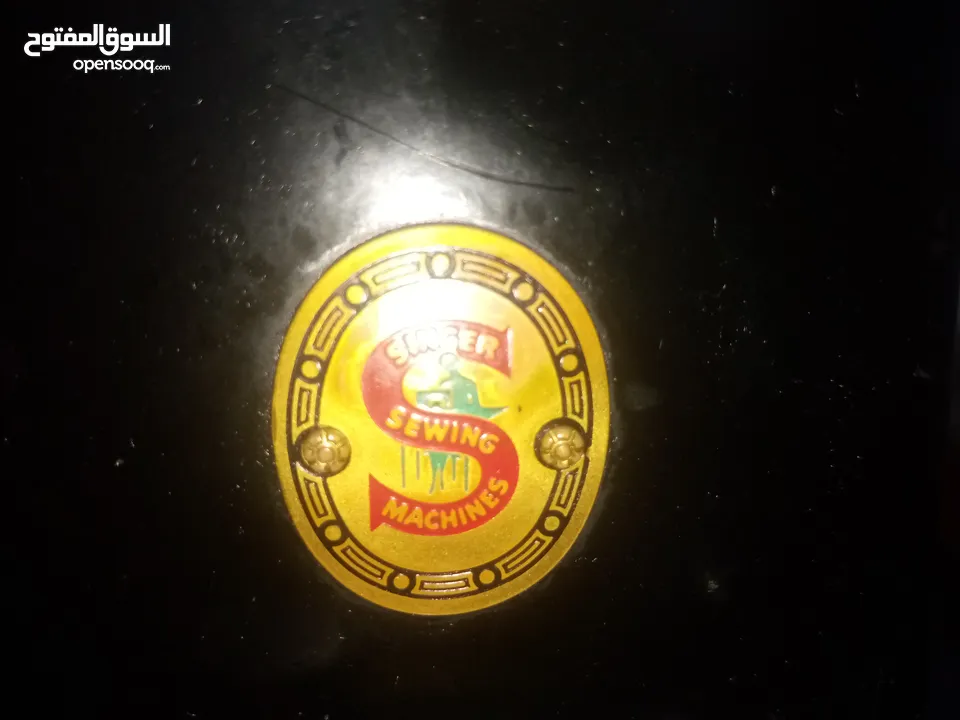 ماكينة خياطة فخمة بحالة ممتازة نوع سنجر