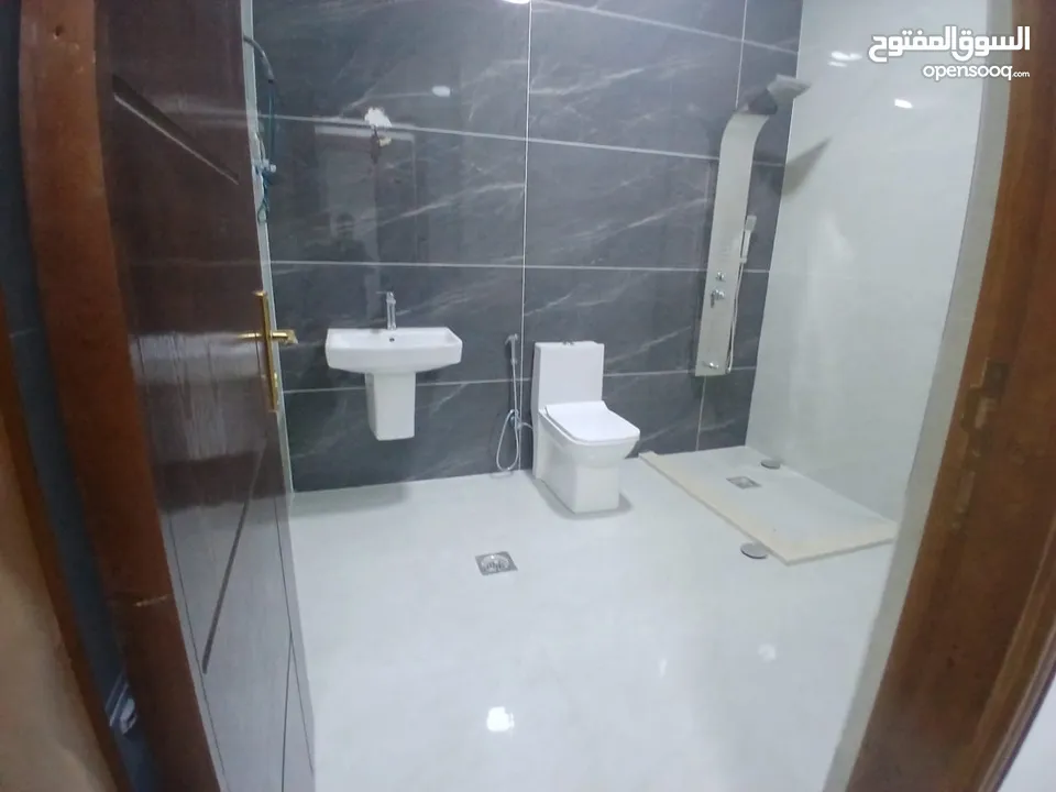شقق مميزه سوبر ديلوكس عماره جديده خلف مطعم عرب قرب الجامعه للايجار مفروشه او غير مفروشه بعقد سنوي