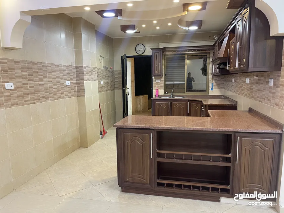 شقه بمدخل مستقل فاخره ومميزه  طابق ارضي مجمع عمان جديد