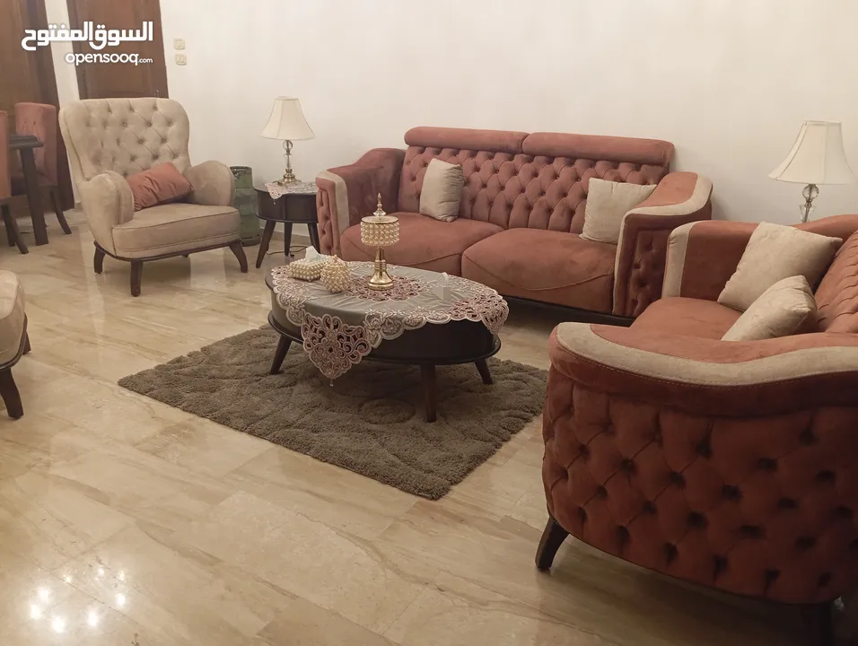 طقم كنب ضيوف فاخر و طاولة سفرة وطاولة وسط