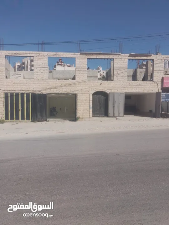 مكاتب للايجار شارع رئيسي عصيرة الشمالية بجانب طوارئ عصيرة الشمالية وسكن لشخصين خلف المكاتب