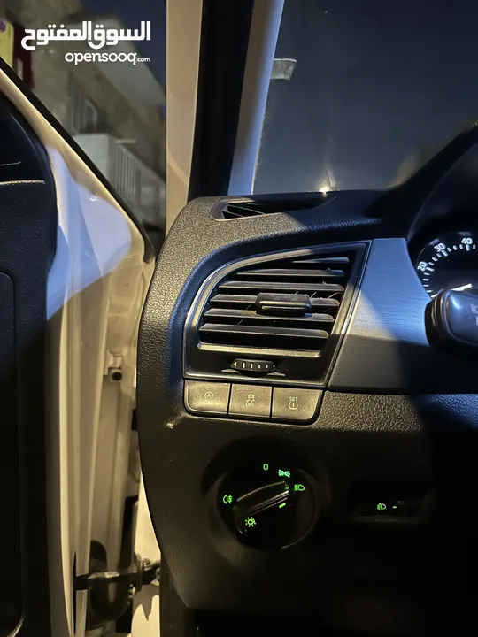 سكودا فابيا ترخيص 2015 للبيع كاش أو دفعه وشكات السياره جديده ما شاء الله.