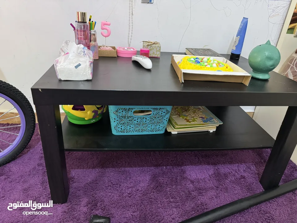 غرفة نوم ماستر وفرشة زنبركية طبية وغرف نوم مفرد وفرشتين مفرد وخزائن مكتب وكرسي مكتب مكيت وبرادي