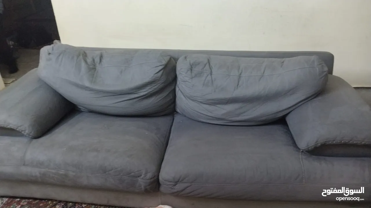 طقم كنب للبيع بداعي السغر نظيف وبحالة جيدة