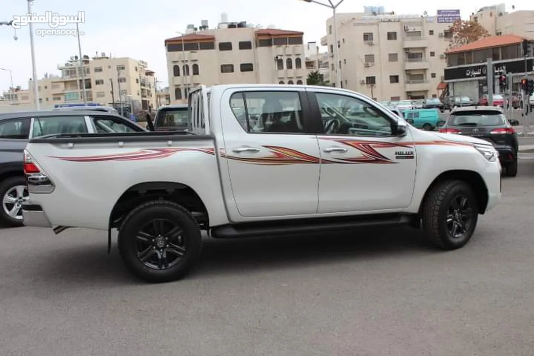 بك اب تويوتا لون لؤلؤي Toyota Hilux 2023