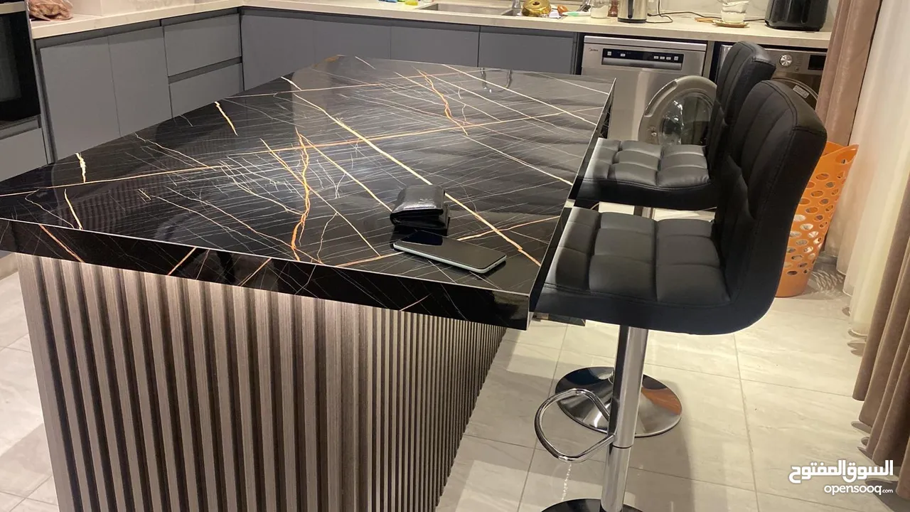 بار خشبي حجم كبير بحالة ممتازة