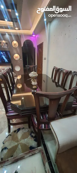 طاولة سفرا 8كراسي نوع زان بحالة الوكاله لا تحتاج لأي نوع من الصيانه