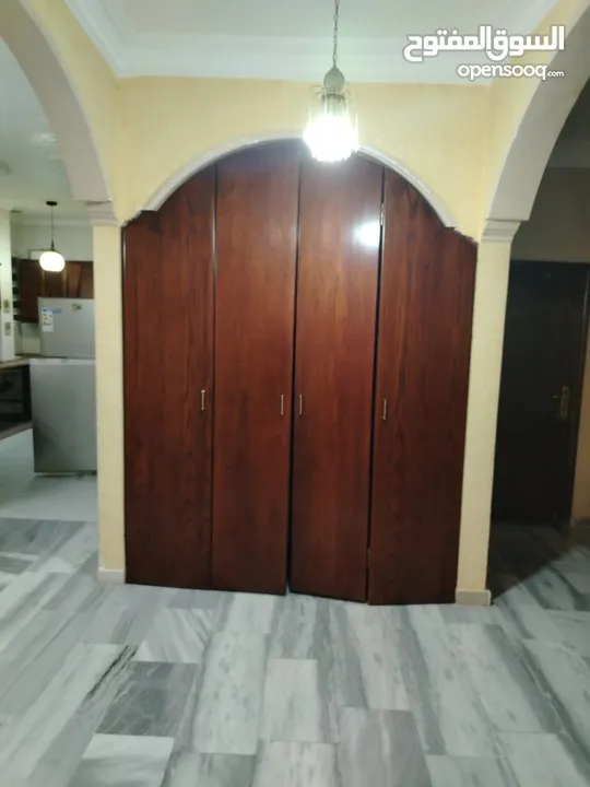 شقة أرضية للبيع في ابو نصير 240م مع مدخل مستقل وكراجين وتشطيبات فاخرة وفرش جديد بسعر مميز و اطلالة