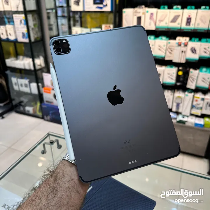 iPad Pro 11" 256G WiFi With Apple Pencil    بطارية 87%2 بحالة ممتازة