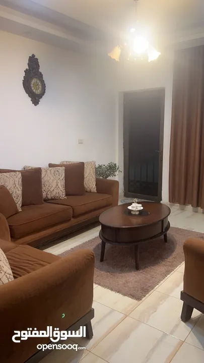 صالون كامل طقم امريكي وطاولات خشب وقطعة سجاد مع ثريا خشب