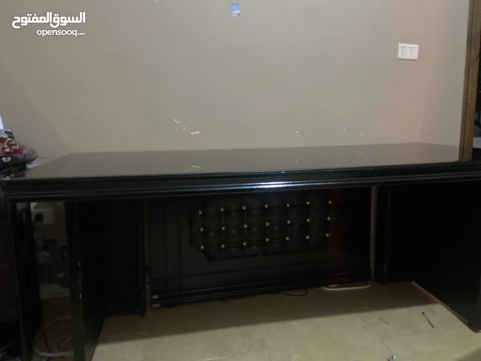 مكتب للشركات خشب اصلي مستعمل يوم واحد بحاله جديده و مكتب صغير يوجد معو