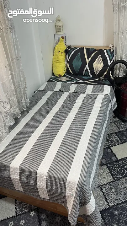 تخت مجوز (كنج) معهم لوحين خشب وسلمين + تخت مفرد ونص + خزانة 4 أبواب بحالة جيداً جداً