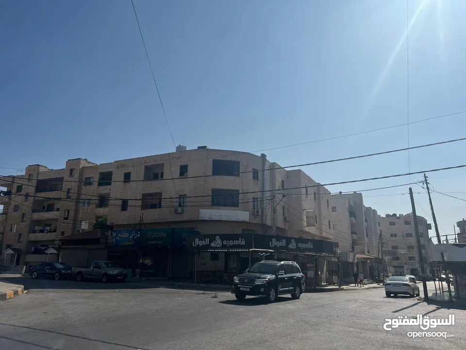 مجمع تجاري في وسط إربد عبارة عن محلات وشقق مع تسوية