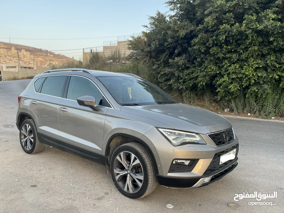 سيات اتيكا يد اولى فل مسكر ذهبي وداخلية عسلية