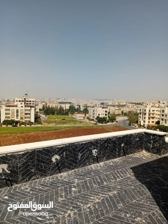 شقة فخمة ومطلة على عمان  طابق ثالث مع روف للبيع في اجمل مناطق دير غبار بسعر لقطه
