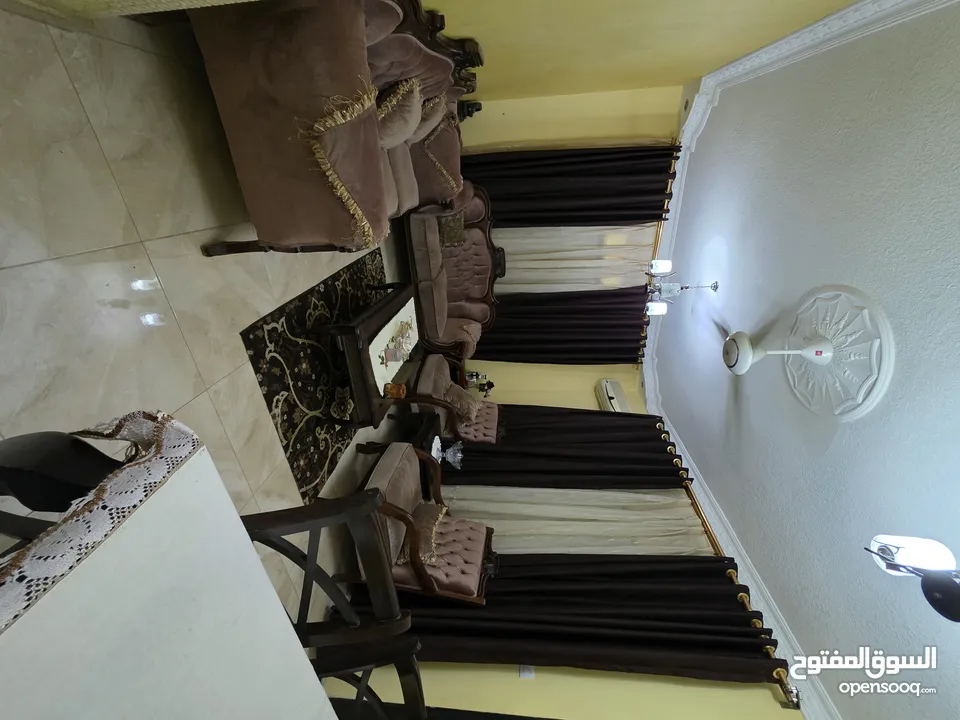 للبيع شقه ارضيه السادسه اربع غرف وصاله معيشه