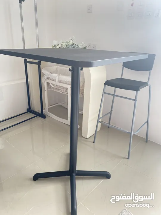 طاولة مع كرسي