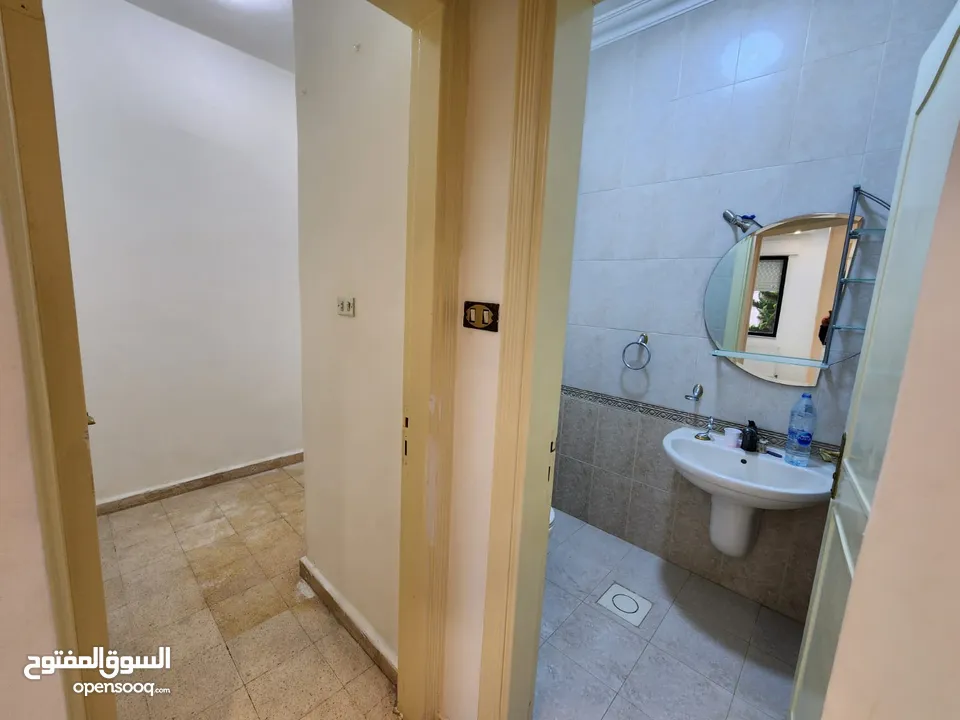 شقة فارغة للإيجار في منطقة الشميساني - ref : 14459