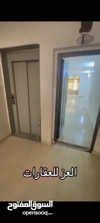 شقه مشطبه للبيع مساحتها 145 متر دفعه 20 واقساط 400 دينار 3 غرف نوم وحمامين ومطبخ وصالون وبرنده