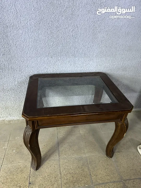 طاولة خشبية معه زجاج مستعمله مطلوب فيها 80 A wooden table with used glass is required for 80 dirhams