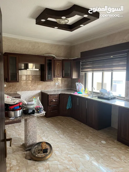 شقة سكنية للبيع طابق اول مساحة 150 متر في منطقة طبربور خلف ليالي الشرق و خلف بيت معان في شارع الحج
