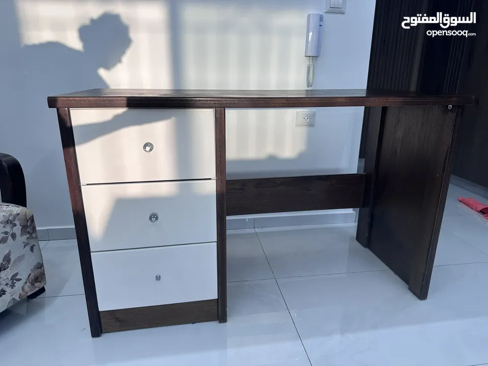 مكتب مع رفوف