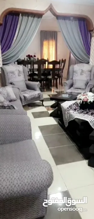 كنب وغرفة سفرة مع سجاد ومكنسة كهرباء  للبيع بداعي السفر