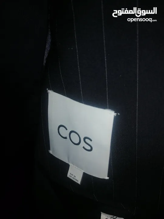 كوس بدلة مقلمة  بدلة مقلمة من Cos تظهر بمقاس 6.