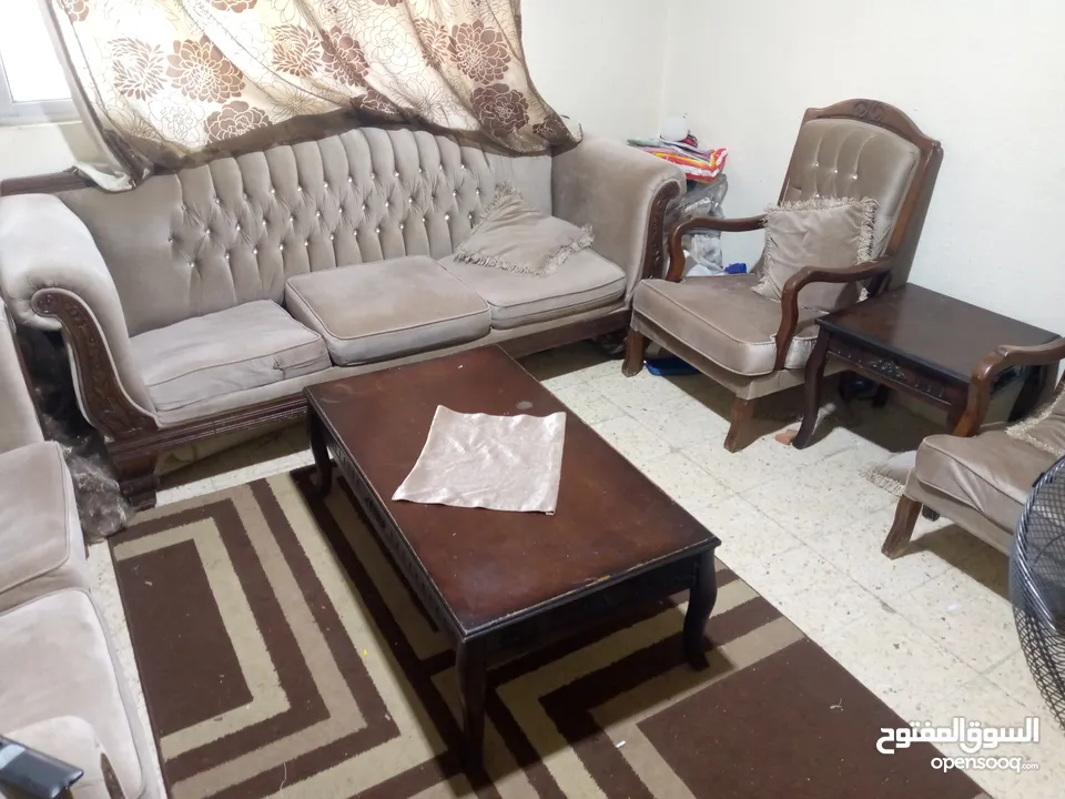 طقم كنب 7 مقاعد  زان مع الطاولات مستعمل