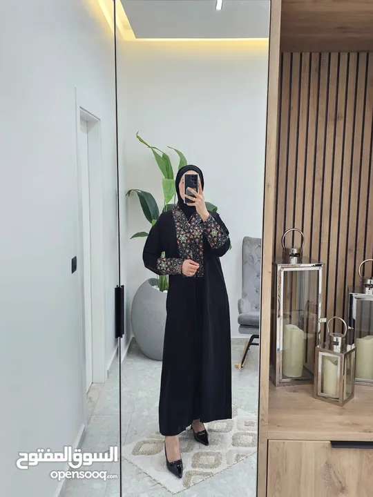 فساتين وعبايات