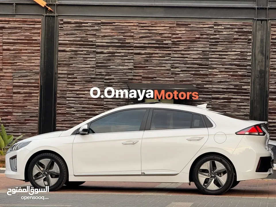 هيونداي أيونيك هايبرد مع فتحة سقف عداد قليل  بطارية مكفولة حتى 2028 و أعلى فئة إضافات و بسعر آلعرض