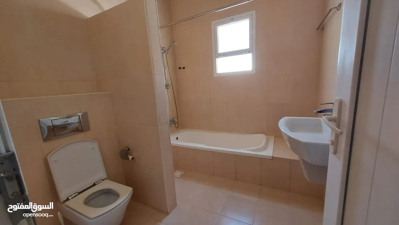 4 Bedrooms Villa for Rent in Madinat Sultan Qaboos REF:1062AR