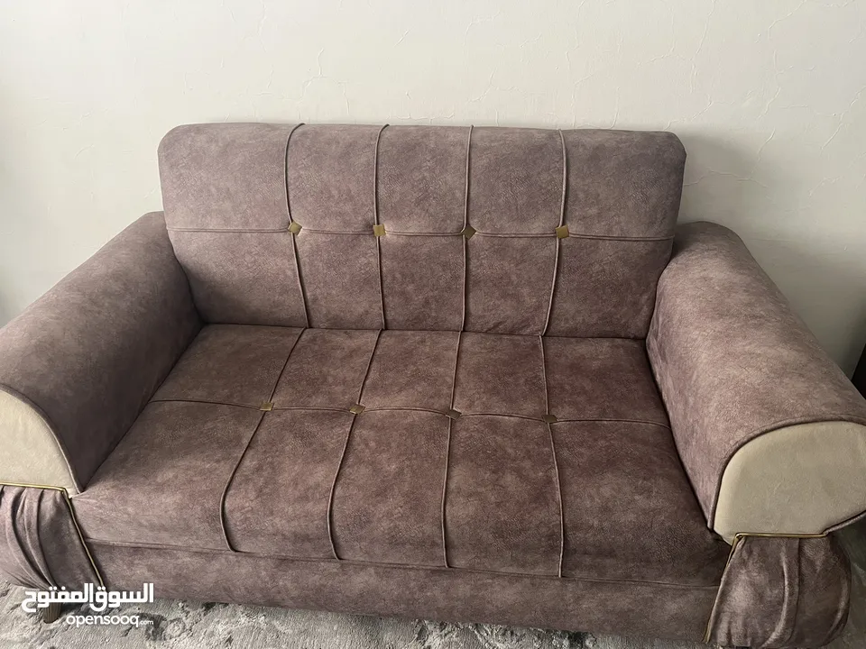 طقم كنب كونر جديد استعمال فتره زمنية قصيرة الكنب في حاله جديد البيع بيسب الرحيل السعر فقط 90موجود جم