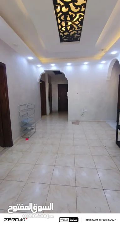 للبيع شقه طابقيه اسكان جديد وحالة شقه ممتاز جدا بحاجه لدهان فقط 3 غرف ومعيشى ومنهم غرفه ماستر ......