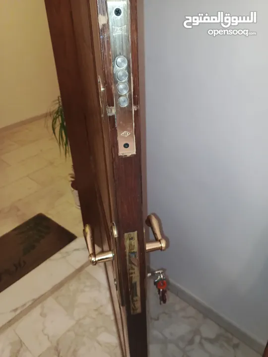 باب بيت  بخشب مميز جدا