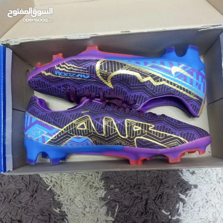السلام عليكم اخوتي بوط اير زوم اصلي ونسخه لاعب للبيع نمره 42 وبلبس اكبر
