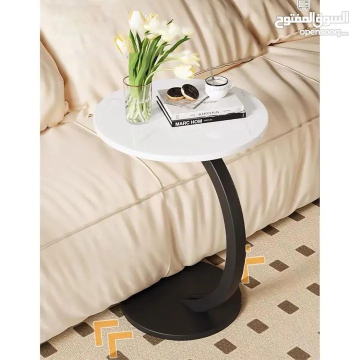 طاولة جانبية مستديرة شكل C – تصميم عصري أنيق، خشب MDF وهيكل حديد متين، تتحمل 20 كغم مثالية وانيقة