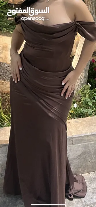 فستان لونه مميز وقصتو مميزة وغريبة ومش عادية