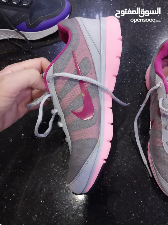 حذاء رياضي نايك NIKE للمشي والجري لمسافات طويله مريح جدا اصلي مقاس 39 استعمال خفيف بحال الوكاله مريح