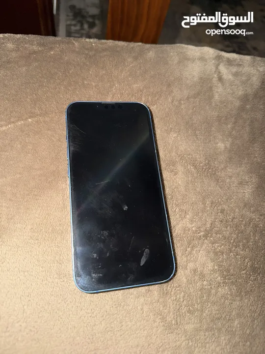 ايفون 13 بحالة ممتازة مش مفتوح ولا مغير اشي بس قحوط بسيطة جدا بطارية 74